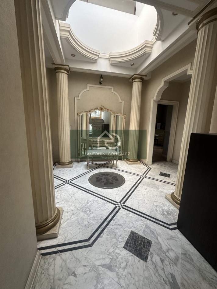 Casa de categoria 7 ambientes con pileta, quincho y departamento independiente - Lote 600 m² - Villa Luzuriaga