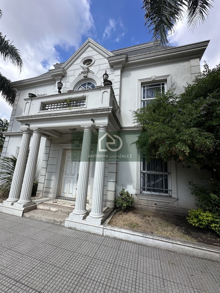 Casa de categoria 7 ambientes con pileta, quincho y departamento independiente - Lote 600 m² - Villa Luzuriaga