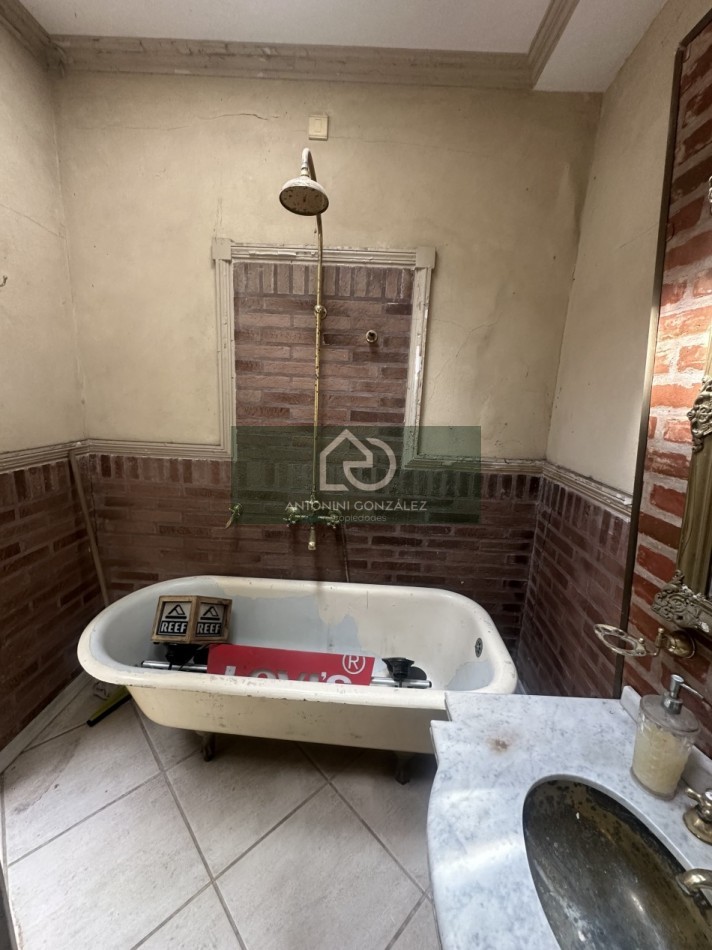 Casa de categoria 7 ambientes con pileta, quincho y departamento independiente - Lote 600 m² - Villa Luzuriaga