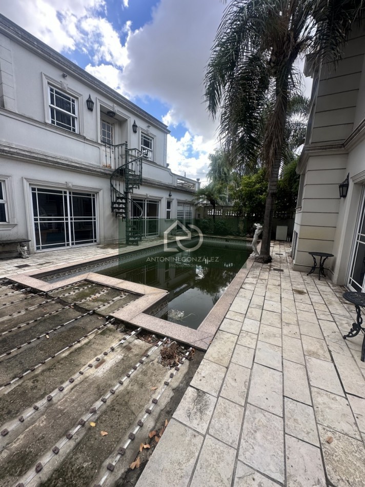 Casa de categoria 7 ambientes con pileta, quincho y departamento independiente - Lote 600 m² - Villa Luzuriaga