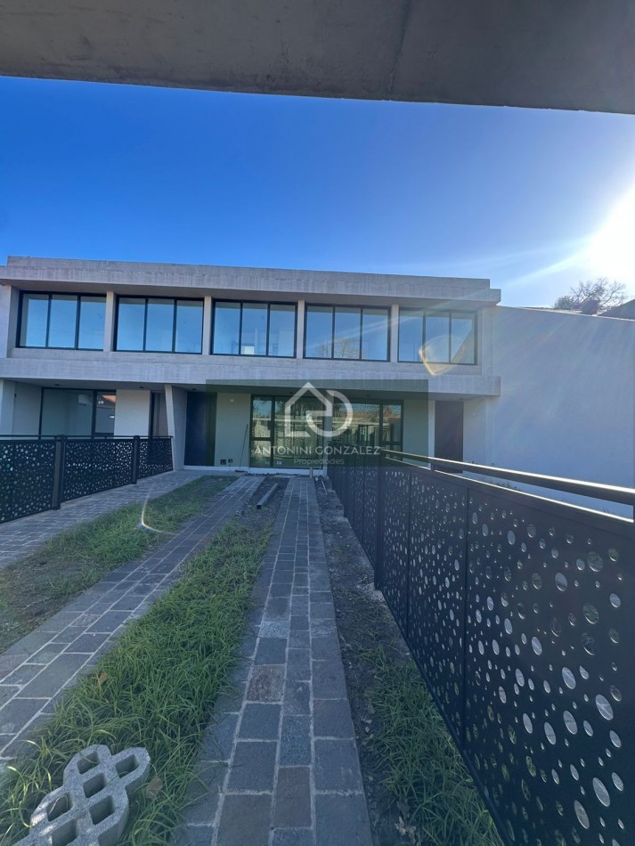 CASA EN VENTA 5 AMBIENTES A ESTRENAR ITUZAINGO NORTE