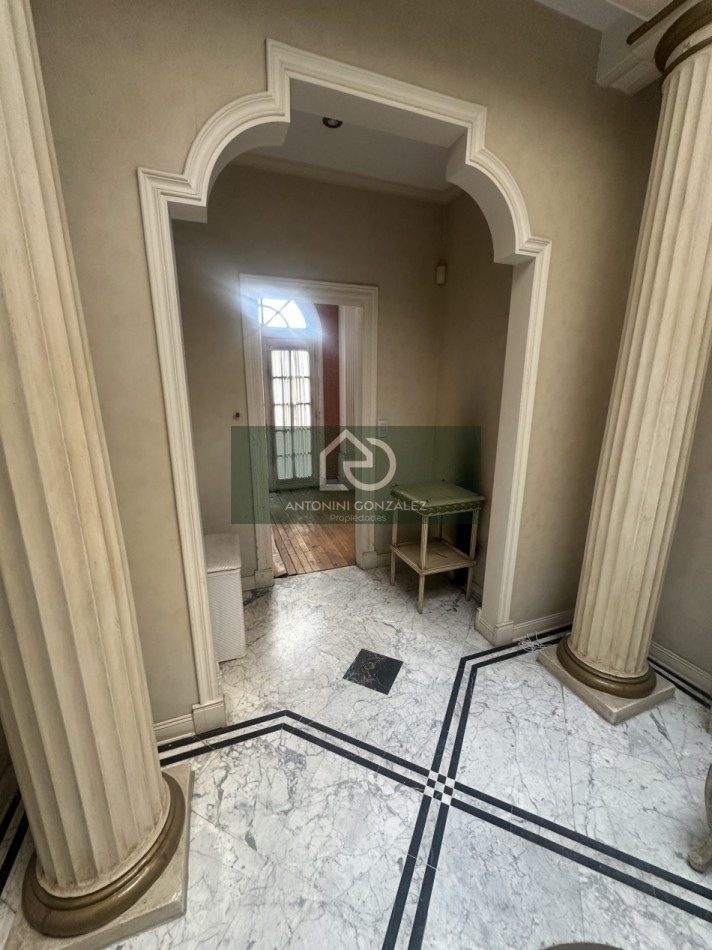 Casa de categoria 7 ambientes con pileta, quincho y departamento independiente - Lote 600 m² - Villa Luzuriaga