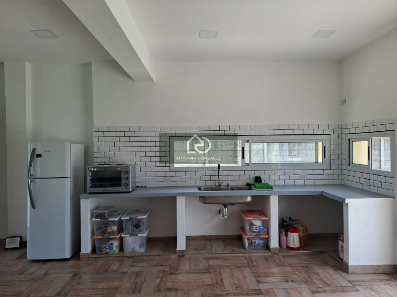  Casa Moderna sobre Lote de 650m2 con Piscina en La Reja (Moreno)