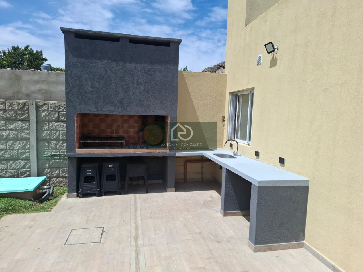  Casa Moderna sobre Lote de 650m2 con Piscina en La Reja (Moreno)