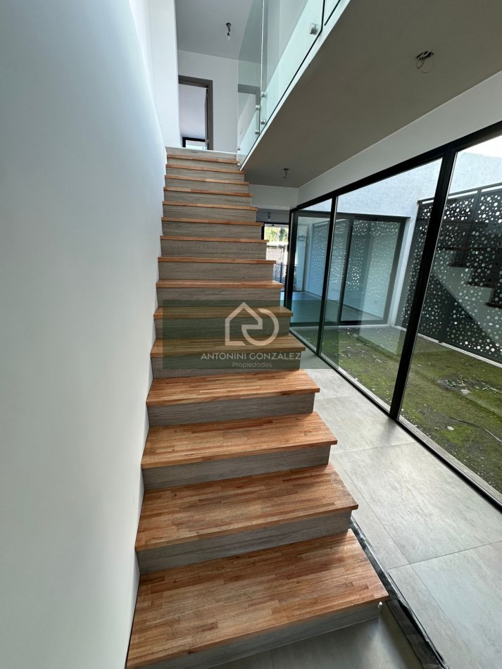 CASA EN VENTA 5 AMBIENTES A ESTRENAR ITUZAINGO NORTE