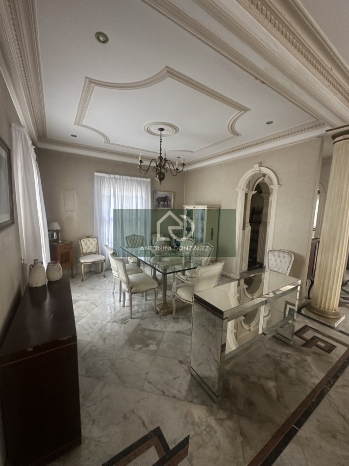 Casa de categoria 7 ambientes con pileta, quincho y departamento independiente - Lote 600 m² - Villa Luzuriaga