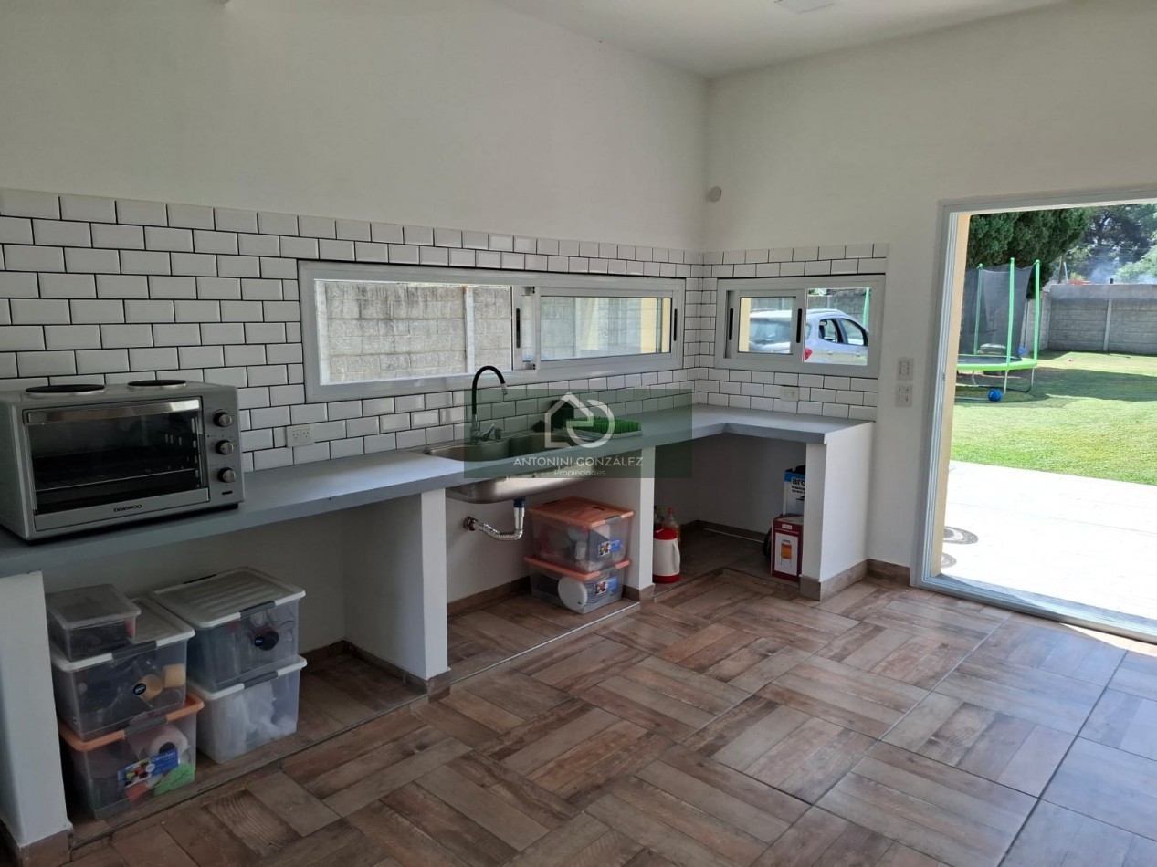  Casa Moderna sobre Lote de 650m2 con Piscina en La Reja (Moreno)