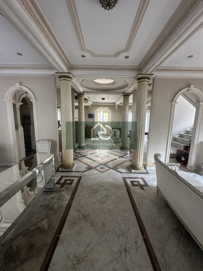 Casa de categoria 7 ambientes con pileta, quincho y departamento independiente - Lote 600 m² - Villa Luzuriaga