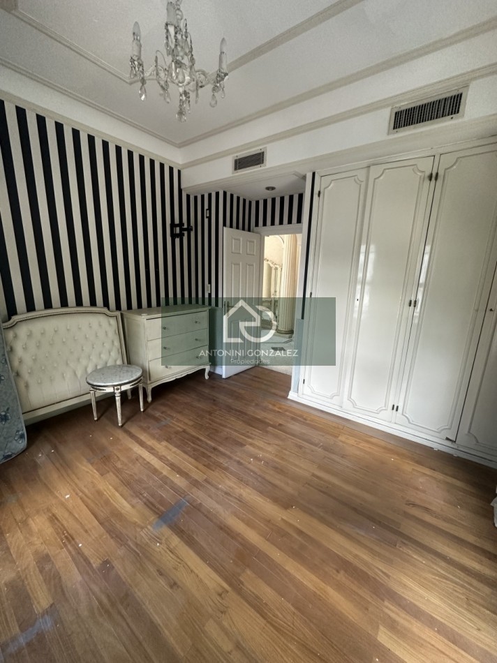 Casa de categoria 7 ambientes con pileta, quincho y departamento independiente - Lote 600 m² - Villa Luzuriaga