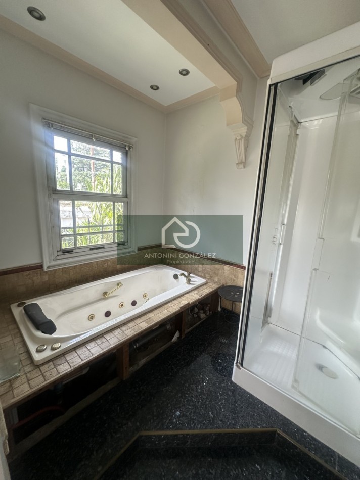 Casa de categoria 7 ambientes con pileta, quincho y departamento independiente - Lote 600 m² - Villa Luzuriaga