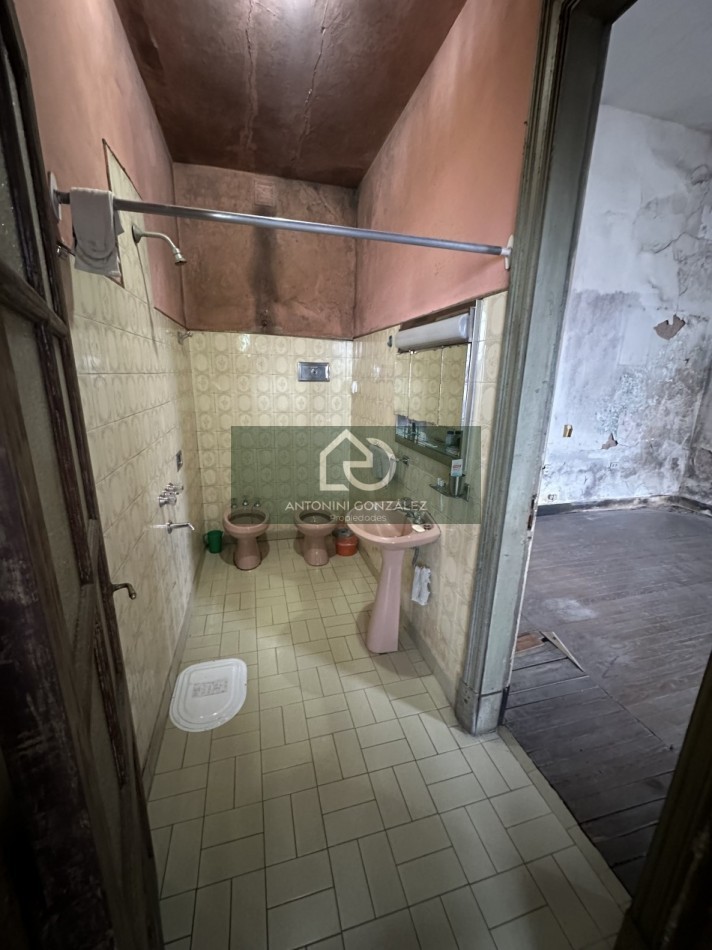 Venta casa a refaccionar o demoler.