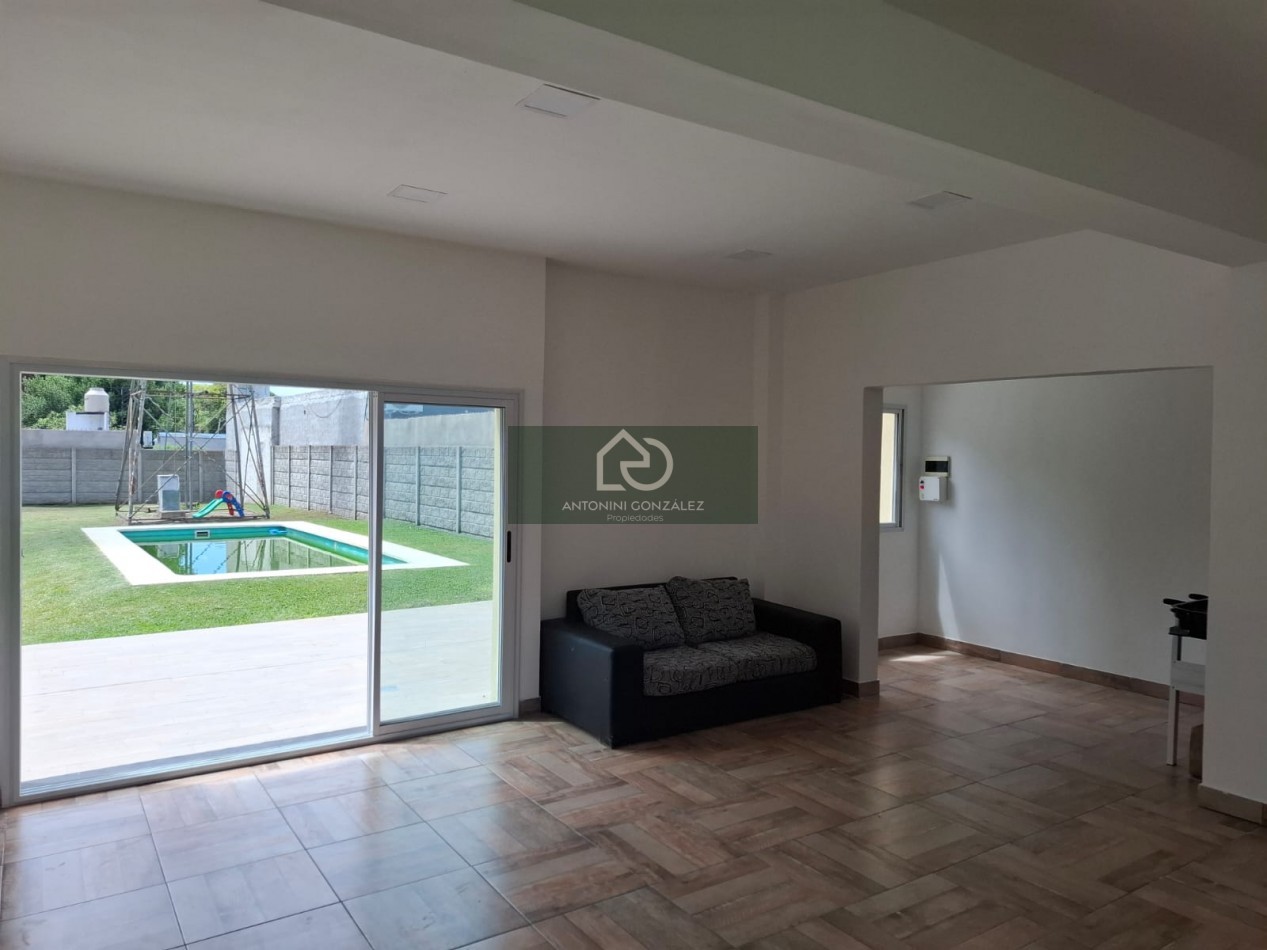  Casa Moderna sobre Lote de 650m2 con Piscina en La Reja (Moreno)