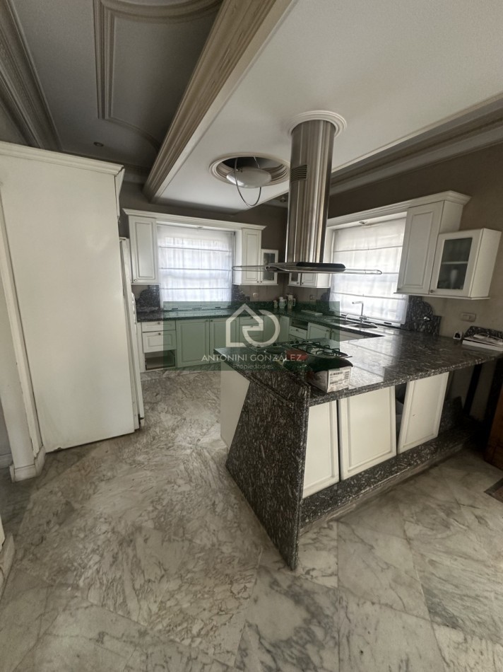 Casa de categoria 7 ambientes con pileta, quincho y departamento independiente - Lote 600 m² - Villa Luzuriaga