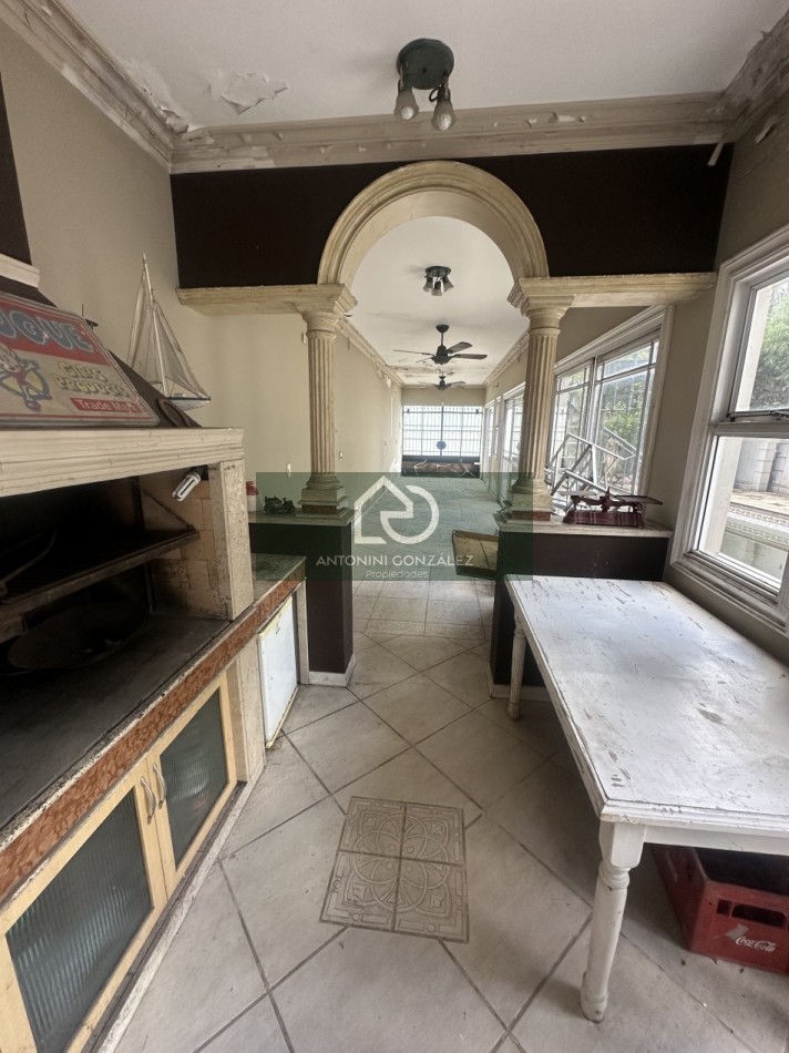 Casa de categoria 7 ambientes con pileta, quincho y departamento independiente - Lote 600 m² - Villa Luzuriaga