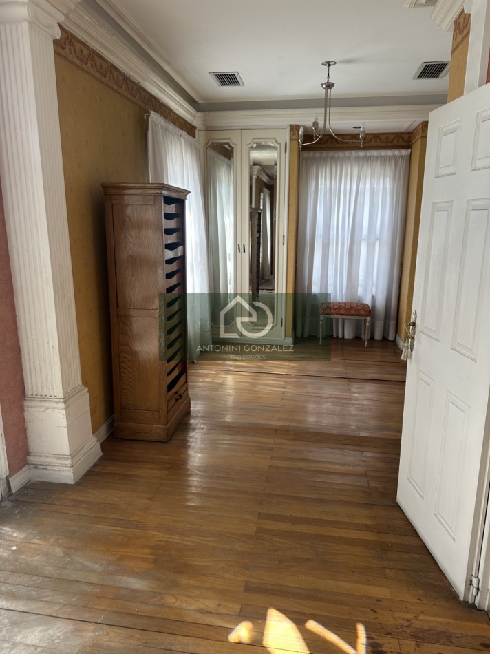 Casa de categoria 7 ambientes con pileta, quincho y departamento independiente - Lote 600 m² - Villa Luzuriaga