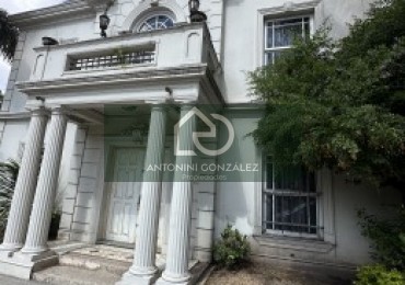 Casa de categoria 7 ambientes con pileta, quincho y departamento independiente - Lote 600 m² - Villa Luzuriaga